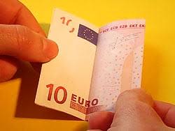 Bastelanleitung geldscheine zu herzen falten 321geschenke. Ein Geldgeschenk Falten Wie War S Mit Einem Herzen Basteln Gestalten