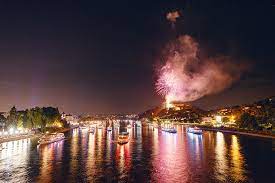 Eingeleitet wird die rhein in flammen saison jährlich am ersten wochenende im mai bei rhein in flammen bonn, danach folgt rhein in flammen bei rüdesheim und bingen am ersten juliwochenende sowie am zweiten samstag in september bei oberwesel mit traditionellem weinmarkt und zum saisonabschluss am dritten samstag im september rhein in flammen st. Feuer Und Flamme Fur Vater Rhein Sz Reisen Reisen Sie Mit Uns Um Die Ganze Welt
