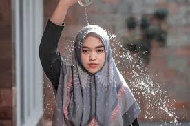 Ria ricis terlahir dengan nama lengkap ria yunita. Dulu Sok Sokan Singgung Pakaian Wanita Yang Tunjukkan Lekuk Badan Ria Ricis Kini Dihujat Lantaran Asyik Joget Dengan Rok Mini Netizen Jujur Ilfeel Semua Halaman Grid Hot