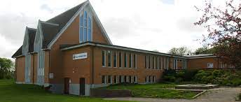 Föraren kör in på utmarksvägen i kungälv och stannar bilen och springer in i ett skogsområde. Hitta Hit Kungalv