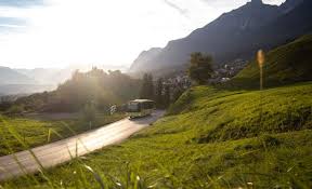 Tirol ist eine region in mitteleuropa in den alpen, die sich vom westen österreichs bis in den norden italiens erstreckt. Mit Den Offis Durch Tirol Escape Town