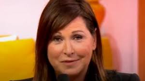 Photo : L'animatrice Evelyne Thomas, en larmes et le visage gonflé dans la  bande annonce de C'est mon choix dont le retour sur Chérie 25 est prévu  pour le 2 novembre 2015