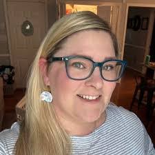 Lori Plum's Instagram, Twitter & Facebook