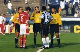 Dunga do Inter e Capitão do Grêmio escutam atentamente as orientações do  Árbitro Carlos Simon. | Dunga, Capitão