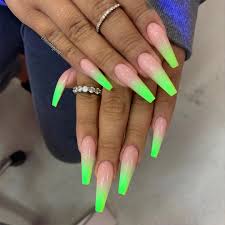 En af vores yndlingsfarve duo er dekoreret med pink og grøn. Be The Spotlight In Every Halloween Parties With Neon Ombre Nails