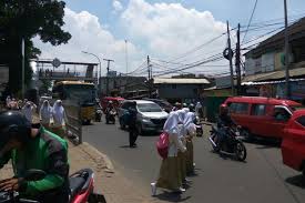 Polisi sebut jangan mau kalau diminta tanggung jawab. Heran Kenapa Sih Masih Nyeberang Di Bawah Jembatan Penyeberangan