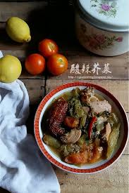 一道很开胃很下饭的酸辣芥菜 在家乡这里 多数人称为菜尾 个人较喜欢用番茄和柠檬汁来取代亚叁片 酸辣芥菜