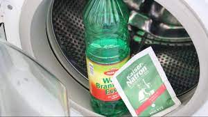 Auch wenn ständig waschmittel durch die waschmaschine läuft, heißt deshalb solltest du ein eigenes reinigungsmittel aus hausmitteln wie essig und natron herstellen. Wundermittel Fur Die Waschmaschine Emperor Soda Vinegar Miracle For The Washing Machine Youtube