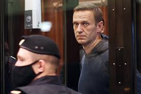 К уже очевидным статусам — главного оппозиционного политика россии и наиболее серьезного. U Nas Sejchas Ne Miting Kak Prohodit Sud Nad Navalnym Novosti Tv Centr