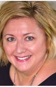 Dee Grayer's Instagram, Twitter & Facebook