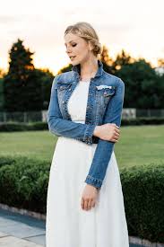Von der unifarbenen strickjacke, bis hin zur rockigen lederjacke gibt es tolle ideen, mit denen ihr euer brautkleid wärmetechnisch aufpimpen. Hochzeitskleid Jeansjacke Valentins Day Hochzeitskleid Jeansjacke Brautjacke Hochzeit Jacke
