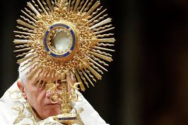 An fronleichnam wird die hostie in der monstranz durch die straßen getragen. Fronleichnam Prozessionen Und Weltweite Anbetung Religion Orf At