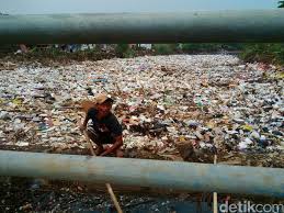 Gambar kartun anak membuang sampah sembarangan top beberapa alasan warga membuang sampah di sungai adalah tidak tersedianya tempat sampah di rumahnya ikut ikutan tetangganya untuk membuang sampah ke sungai seakan akan menjadi budaya dan biaya pembuangan sampah di. Jangan Buang Sampah Di Sungai Ini Risiko Kesehatan Yang Mengintai