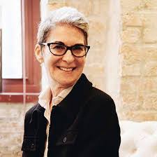 Lynda Connor's Instagram, Twitter & Facebook