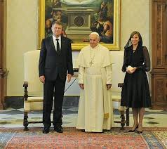Presedintele klaus iohannis a transmis vineri o scrisoare patriarhului bisericii ortodoxe romane daniel in care arata ca, din motive care tin de agenda europeana, nu va lua parte la ceremonia de sfintire a catedralei mantuirii neamului care va avea loc duminica. Exclusiv Q Magazine Papa Francisc È™i Patriarhul Daniel Se Vor Ruga ImpreunÄƒ Pe 31 Mai La Catedrala NaÈ›ionalÄƒ Q Magazine