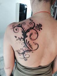 .haut dos, tatouage arabesque + oiseau sur pectoral d'homme, tatouage arabesque sur le côté du vente et tatouages arabesque + petites etoiles sur aussi sur un endroit très aimé par les filles: Tatouage Arabesque S Approprier L Inkage Feminin Par Excellence