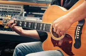 The strings should face away from you, roughly perpendicular to the ground. The Beginner S Guide To Playing Left Handed Guitar Adirondack Guitar