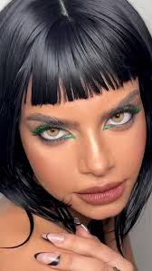 It's been too long since I last painted this face 😍 Model @hloarz using…  @isabelle.de.vries.beauty ELLiE lash @temptu Sb foundation @danessa_myricks  vision cream cover, creame lux palette, fire and ice highlighters @kvdbeauty