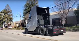 Новостная лента на этой странице посвящена электрическому грузовику semi от компании tesla. Tesla Semi Watch The Electric Truck Burn Rubber Car Magazine