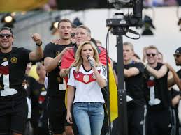 August 1984 in krasnojarsk, russische sfsr, sowjetunion) ist eine deutsche schlager sängerin, tänzerin, unterhaltungskünstlerin, fernsehmoderatorin und schauspielerin. Helene Fischer Atemlos Durch Die Nacht Wiesn Hits