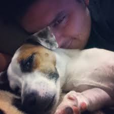 Detrás de un gran perro, hay un gran compañerow