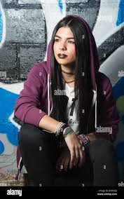 E perchè siamo convinti che il 2019 vedrà comparire sulle chiome di molte donne questo hairstyle? Un Stile Grunge E Dai Capelli Scuri Donna Con Un Cappuccio Felpa Viola Foto Stock Alamy