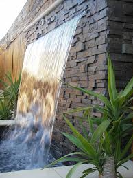 Wasserspiel Garten Wand Steinfliesen Ideen Wasserfall Modernes Design Features Water Fountains Outdoor Water Features In The Garden Fountains Outdoor