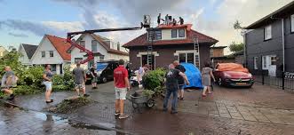 Vier gewonden door noodweer in leersum, mogelijk tornado over getrokken. Mbbxhdqm6kw2 M