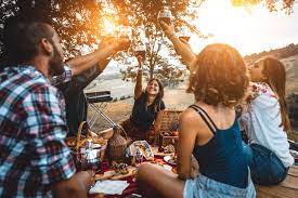 Group Of Friends Eating In The Nature Group Of Young Happy Friends Having Pic Nic O Happy People Photography Friends Photography Group Of Friends Photography