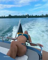 Ara Bozorgian Nude and Sexy Photo Collection - Fappenist