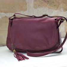 En cuir tanné végétal et entièrement fabriquée à la main, elle est pratique grâce à son système d'ouverture rapide. Sac Besace Bandouliere En Cuir Bordeaux