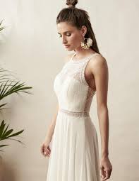 Her effortless elegance and casual grace make her a timeless beauty, her style embraces femininity, in a harmonious way. Marylise Laue Festmoden