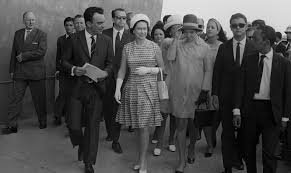 Elizabeth ii é a rainha do reino unido e de quinze outros estados. Introduction Ingles