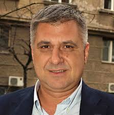 The selfish idiot who closed down byron bay is a 52 year old man from rose bay and who has since been admitted to lismore hospital, has been named by the abc as zoran radovanovic. Zoran Radovanovic Breinrock