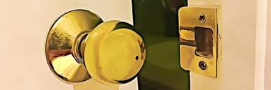 Whether you are looking to apply for a new credit card or are just starting out, there are a few things to know beforehand. How To Bypass A Lock With A Credit Card Art Of Lock Picking