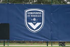 I think that the green, yellow, and white is a better combination. Gerard Lopez On Ne Va Pas Revenir A L Ancien Logo Mais Au Logo Des Girondins De Bordeaux Girondins4ever