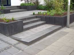 Für die stufen wählen sie zwischen trimax® in dunkelbraun oder anthrazit. Gartentreppe Aus Holz Beton Naturstein U Bach Gartenbau Landschaftsbau Aus Troisdorf