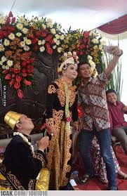 Mempelai, contoh pose pengantin, pose wedding, pelaminan, foto di pelaminan, foto manten, manten jogja, foto manten adat jogja, foto jogja, foto wedding terbaru, foto wedding bagus, foto wedding keren, fotografer wedding, fotografer wedding murah, fotografer wedding jogja. 10 Potret Pengantin Di Pelaminan Yang Kocak Abis Posenya Bikin Ngakak