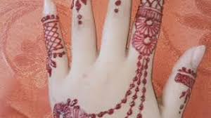 Motif simple selain mudah di aplikasikan pada berbagai macam anggota tubuh seperti tangan, kaki. Henna Tangan Simpel Dan Manis 03