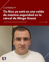 Un guiño a Beetlejuice 🕷️🕸️ 👠Jenna Ortega rindió homenaje a Lydia Deetz,  el icónico personaje de Winona Ryder, en el Festival Internacional de Cine  de Venecia.🎬 ✨La actriz asistió a la proyección