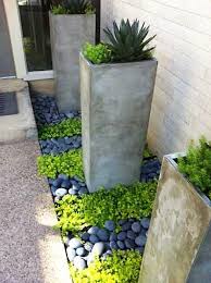 En Tu Entrada Piedras De Rio Para Complementar Las Macetas Small Backyard Landscaping Rock Garden Landscaping Modern Garden Landscaping