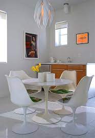 Shop furniture online only in ikea indonesia. Small Dining Space Supplemented By Round Dining Table With Four White Dining Chai Sala De Jantar Minimalista Projeto Da Sala De Jantar Sala De Jantar Decorada