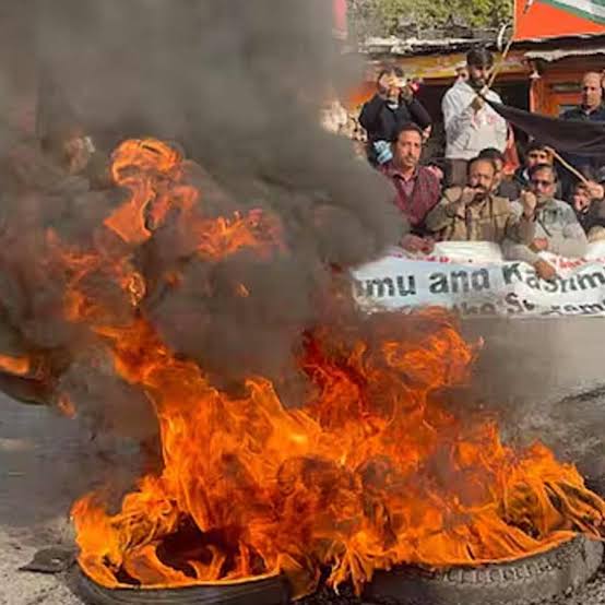 Violence In PoK | Pakistan-Occupied Kashmir Erupts in Protest After Clash at Local Leader's Funeral In Rawalakot, Internet Suspended dgtl - Anandabazar