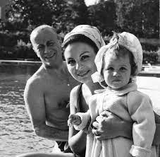 The plot revolves around the wife of maurizio gucci, patrizia reggiani, and her plot to kill her husband the grandson of guccio gucci. In Guccis Namen Die Dunkle Familiengeschichte Des Luxus Konzerns Welt