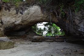Dari bibir pantai ke tengah karang, kamu harus menempuh medan yang berbatu sepanjang 20 meter. Keindahan Pantai Karang Bolong Yang Terbentuk Dari Letusan Krakatau Destinasi Travel Indonesia