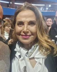 Barbara D'urso bellissima anche con tutte le sue rughe ❤️ «Non mi pesano,  l'età non esiste. Patisco l'appesità, il limbo, l'impossibilità di sapere  cosa sta per succedere. Voglio ancora fare tante cose,