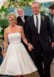 Pic Excl First Glimpse At Cheryl Hines And Bobby Kennedy S Wedding Cheryl Hines Famous Wedding Dresses Celebrity Wedding Photos