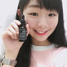 谢谢 nattacosme 寄来的产品 klairs midnight blue youth activating drop是一款粉藍色質感水 狀的精華液 微微淡香味 塗後很保濕有光澤也不黏稠 可以美白肌肤 防止外来刺激 还能逆龄 用 korean skincare skin care places to visit