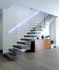 Escalier Avec Marches En Porte A Faux Et Garde Corps Tout Verre Led Violettes Dans La Main Cour Escalier Design Escalier Contemporain Idees Escalier