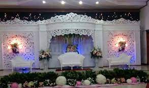 Jika anda berencana untuk mengadakan acara resepsi baik di gedung maupun di rumah, maka hal yang penting untuk segera dipikirkan adalah dekorasinya.tidak hanya dari segi konsep atau gaya dekorasi yang diinginkan tapi juga tentunya disesuaikan dengan dana yang. Harga Sewa Pelaminan Rental Pelaminan